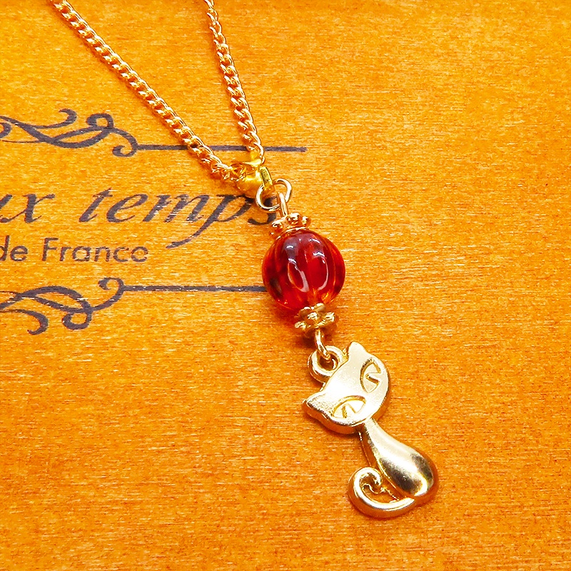 マットゴールド 猫モチーフとスカーレットカラーのビーズを組合せたコンパクトなネックレス 長さ調整可