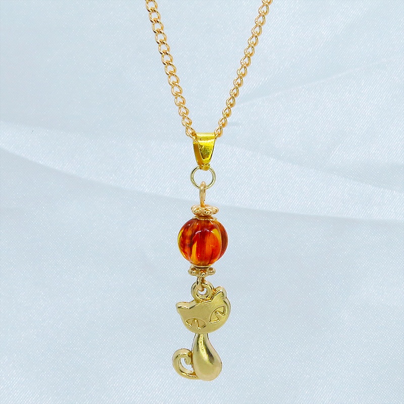 マットゴールド 猫モチーフとスカーレットカラーのビーズを組合せたコンパクトなネックレス 長さ調整可