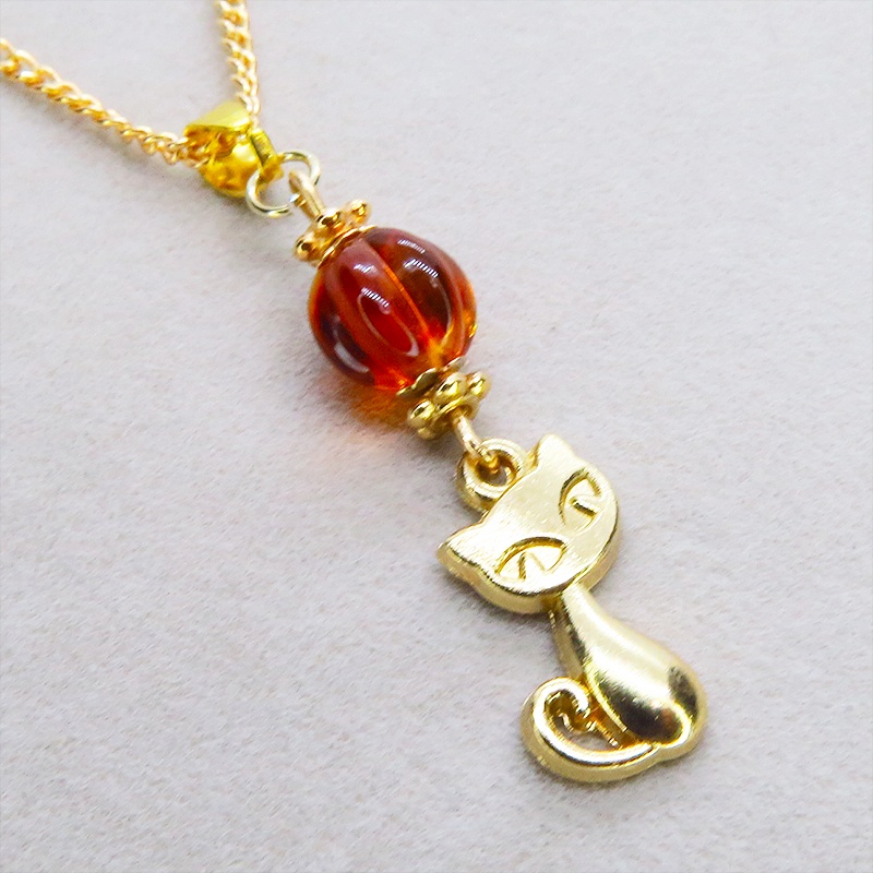 マットゴールド 猫モチーフとスカーレットカラーのビーズを組合せたコンパクトなネックレス 長さ調整可