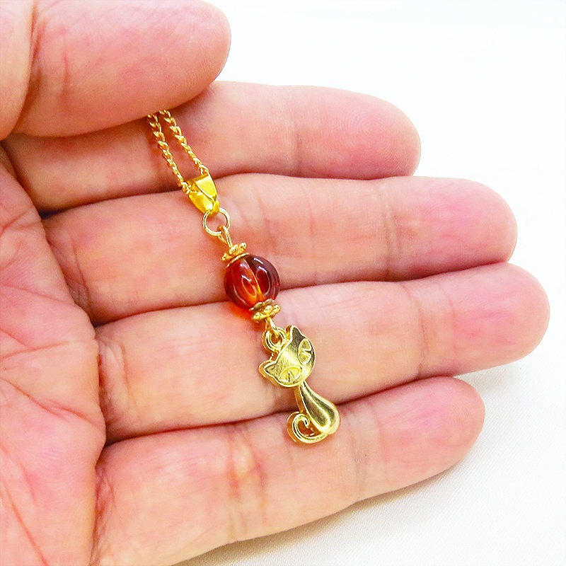 マットゴールド 猫モチーフとスカーレットカラーのビーズを組合せたコンパクトなネックレス 長さ調整可