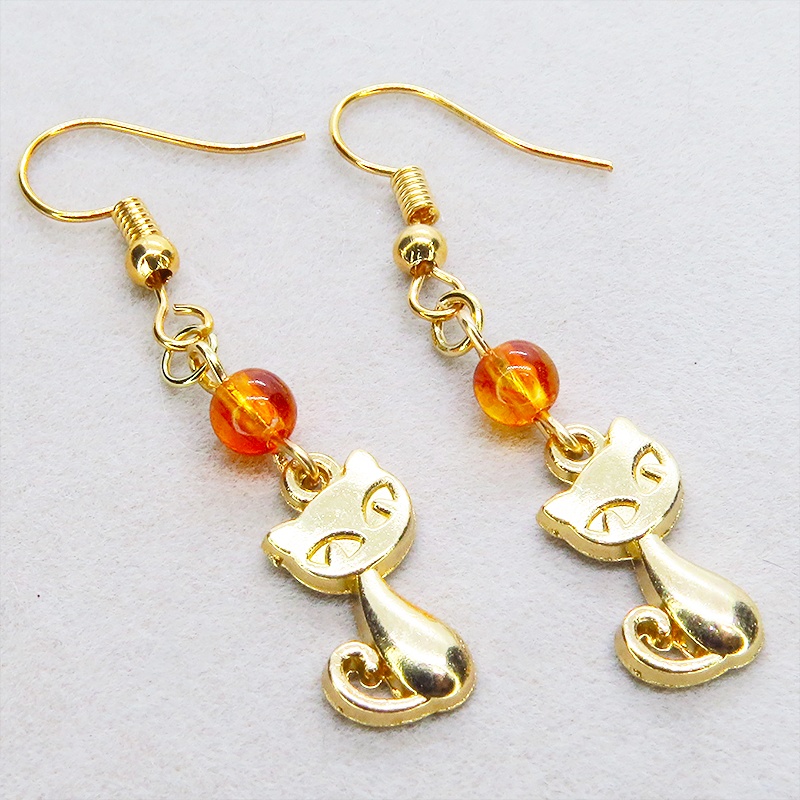 マットゴールド 猫モチーフとスカーレットカラーのビーズを組合せたコンパクトなピアス サージカル可