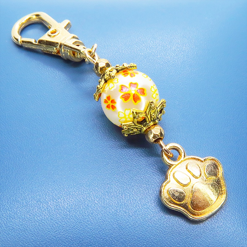 マットゴールド 肉球チャームと花模様のビーズを組合せた大人可愛いキーホルダー 金具変更可