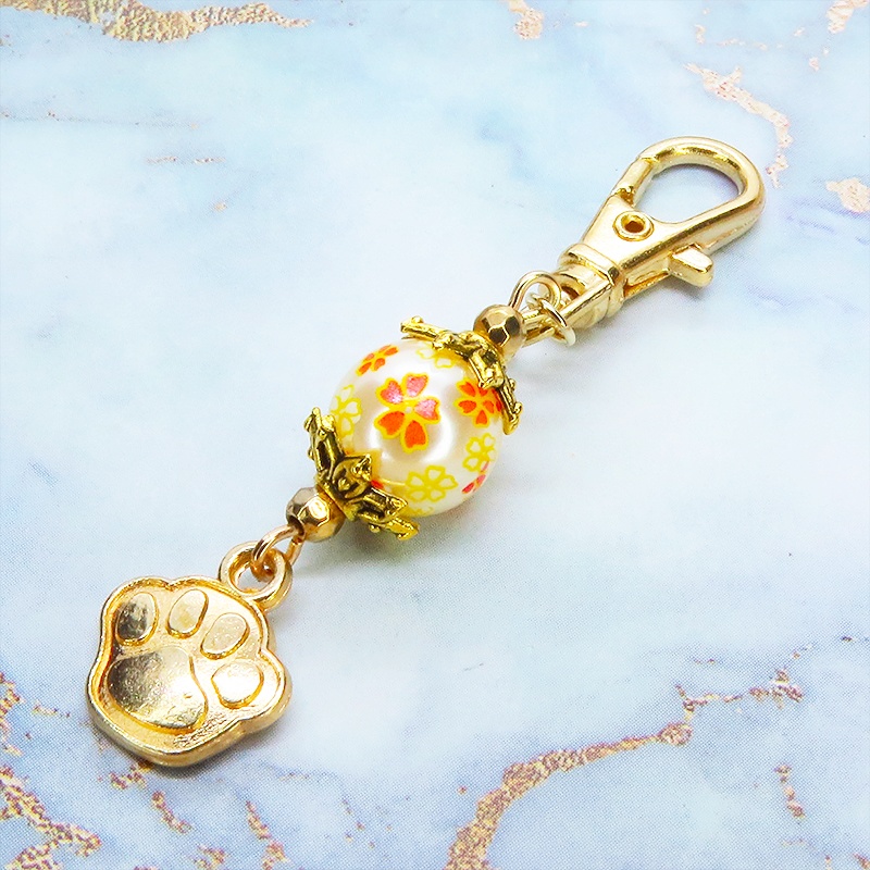 マットゴールド 肉球チャームと花模様のビーズを組合せた大人可愛いキーホルダー 金具変更可