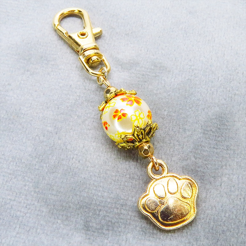 マットゴールド 肉球チャームと花模様のビーズを組合せた大人可愛いキーホルダー 金具変更可