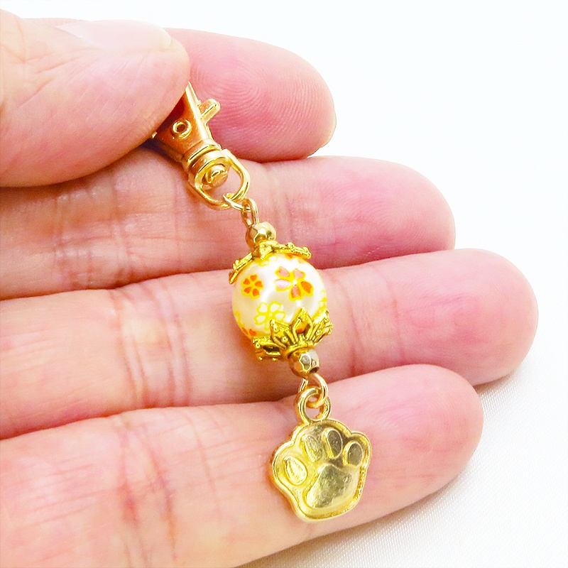 マットゴールド 肉球チャームと花模様のビーズを組合せた大人可愛いキーホルダー 金具変更可