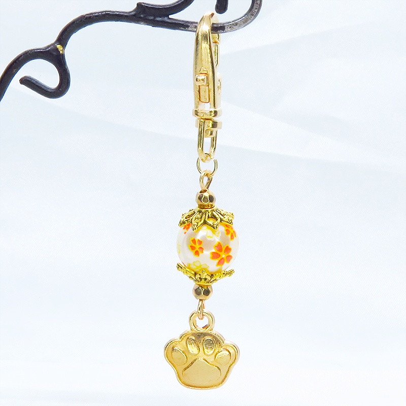 マットゴールド 肉球チャームと花模様のビーズを組合せた大人可愛いキーホルダー 金具変更可