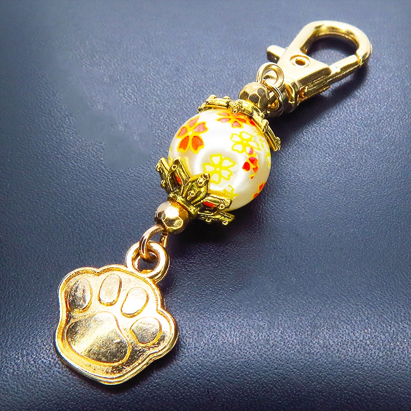 マットゴールド 肉球チャームと花模様のビーズを組合せた大人可愛いキーホルダー 金具変更可