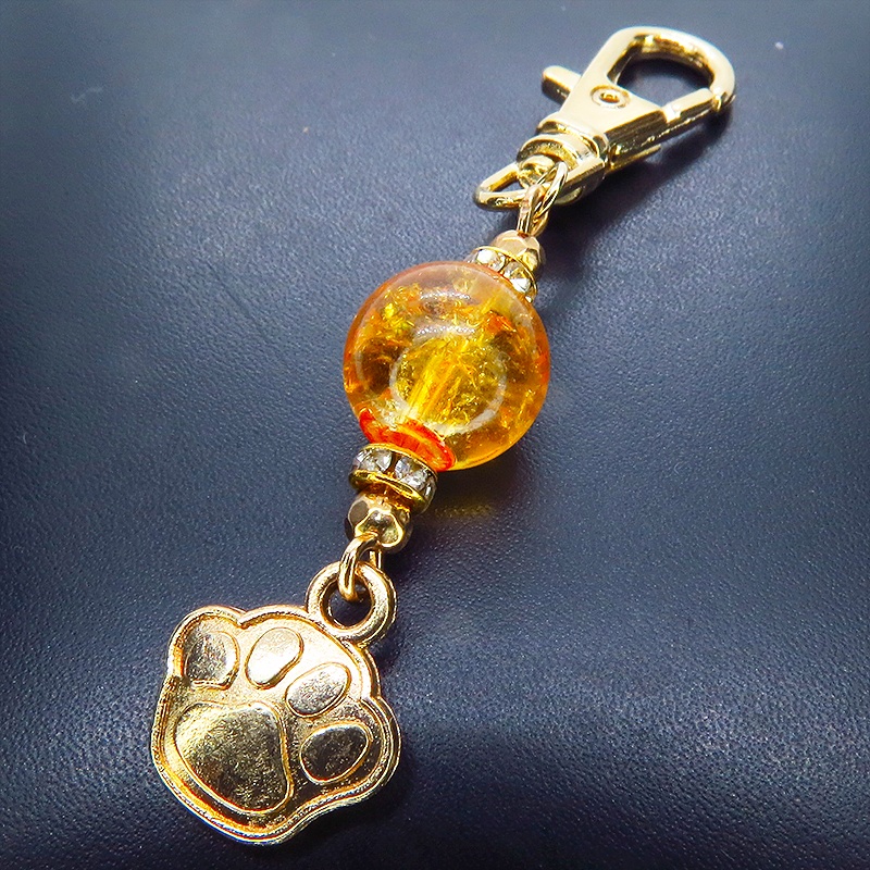 マットゴールド 肉球チャームとオレンジカラーのビーズを組合せた大人可愛いキーホルダー 金具変更可
