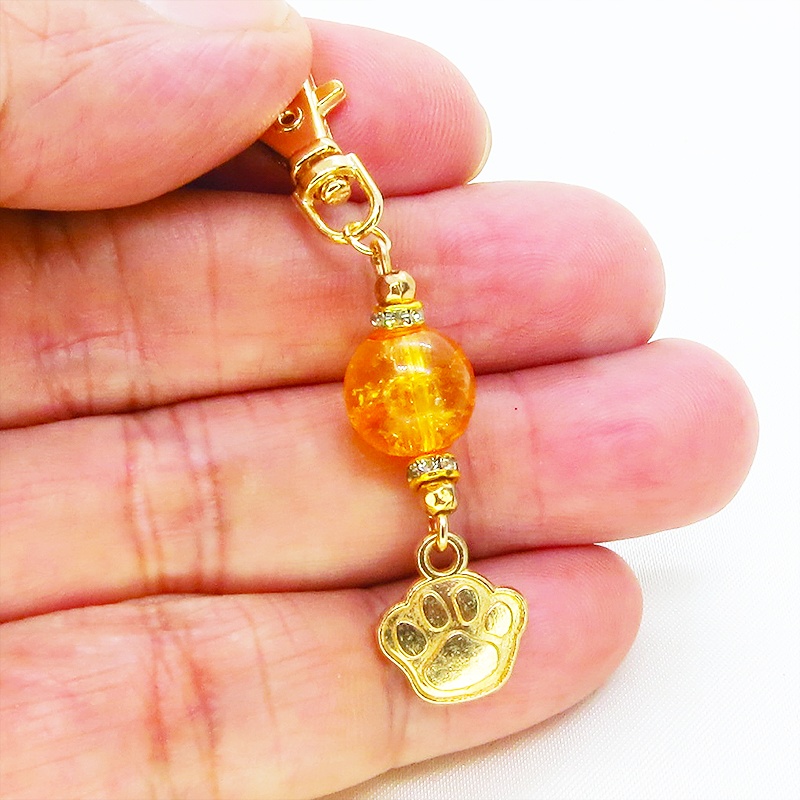 マットゴールド 肉球チャームとオレンジカラーのビーズを組合せた大人可愛いキーホルダー 金具変更可