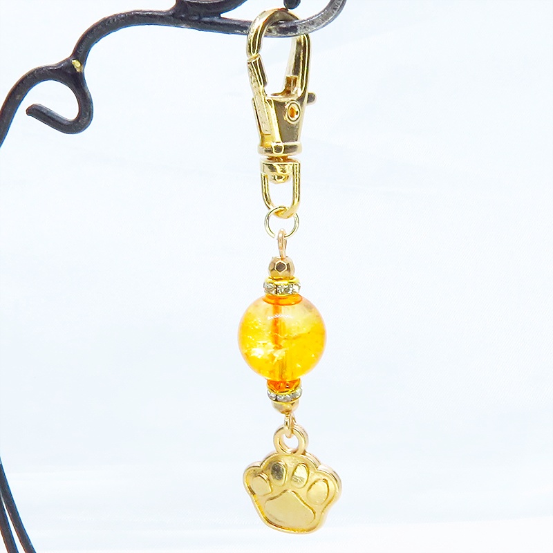マットゴールド 肉球チャームとオレンジカラーのビーズを組合せた大人可愛いキーホルダー 金具変更可