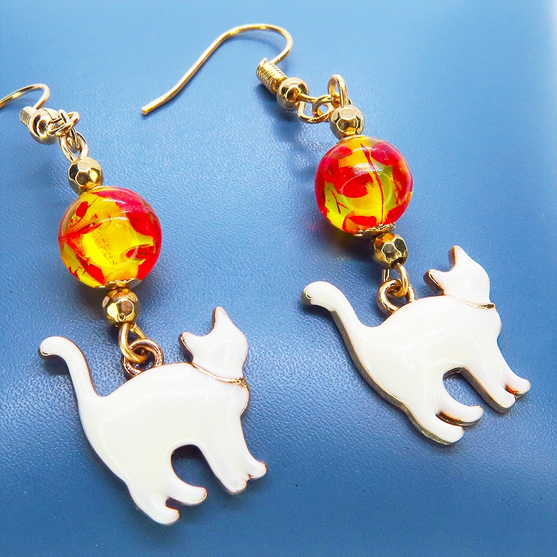 歩き猫シルエットモチーフとオレンジイエロークリアビーズを組合せた大人可愛いピアス マットゴールド エナメル サージカル可