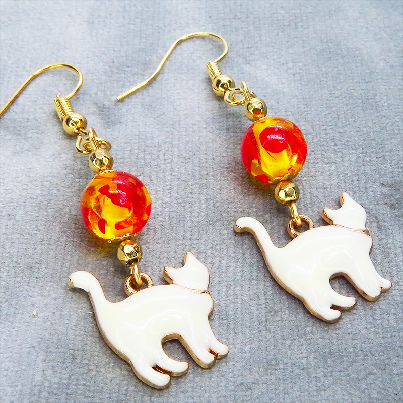歩き猫シルエットモチーフとオレンジイエロークリアビーズを組合せた大人可愛いピアス マットゴールド エナメル サージカル可