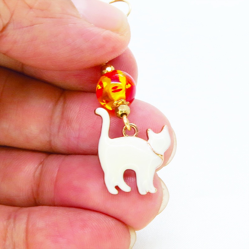 歩き猫シルエットモチーフとオレンジイエロークリアビーズを組合せた大人可愛いピアス マットゴールド エナメル サージカル可