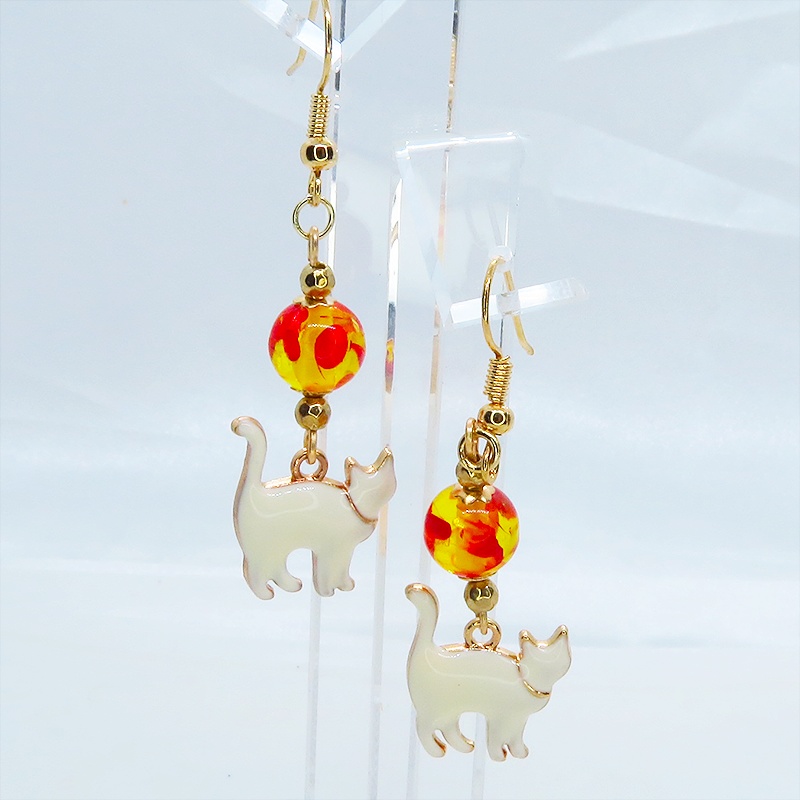 歩き猫シルエットモチーフとオレンジイエロークリアビーズを組合せた大人可愛いピアス マットゴールド エナメル サージカル可