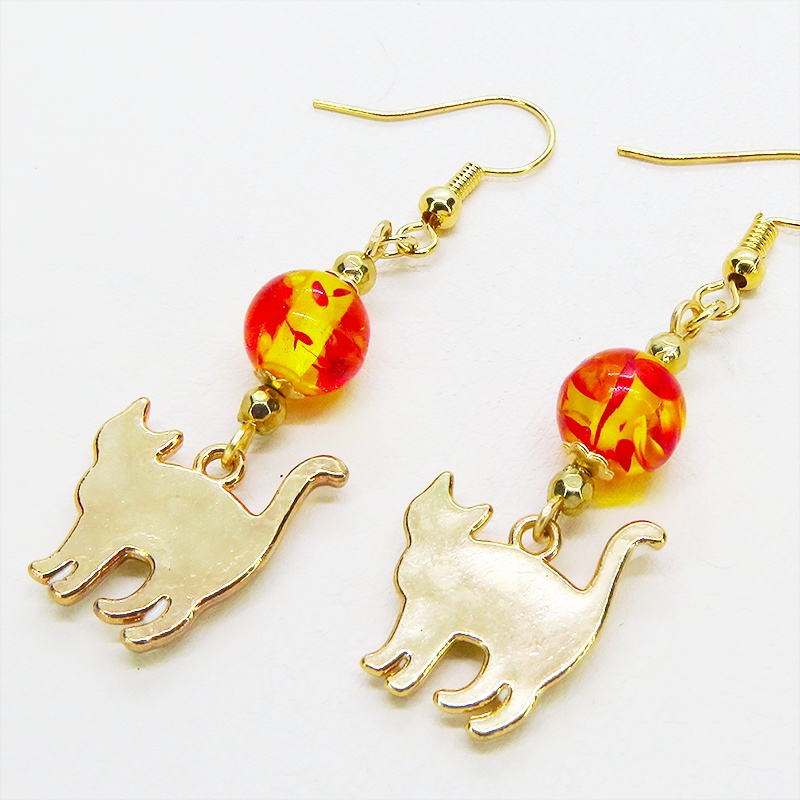 歩き猫シルエットモチーフとオレンジイエロークリアビーズを組合せた大人可愛いピアス マットゴールド エナメル サージカル可