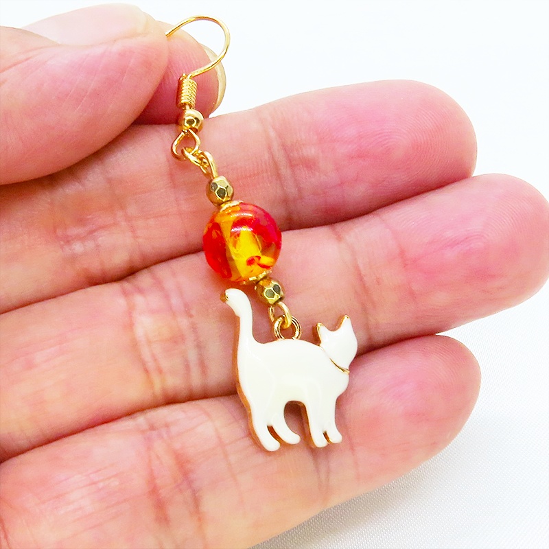 歩き猫シルエットモチーフとオレンジイエロークリアビーズを組合せた大人可愛いピアス マットゴールド エナメル サージカル可
