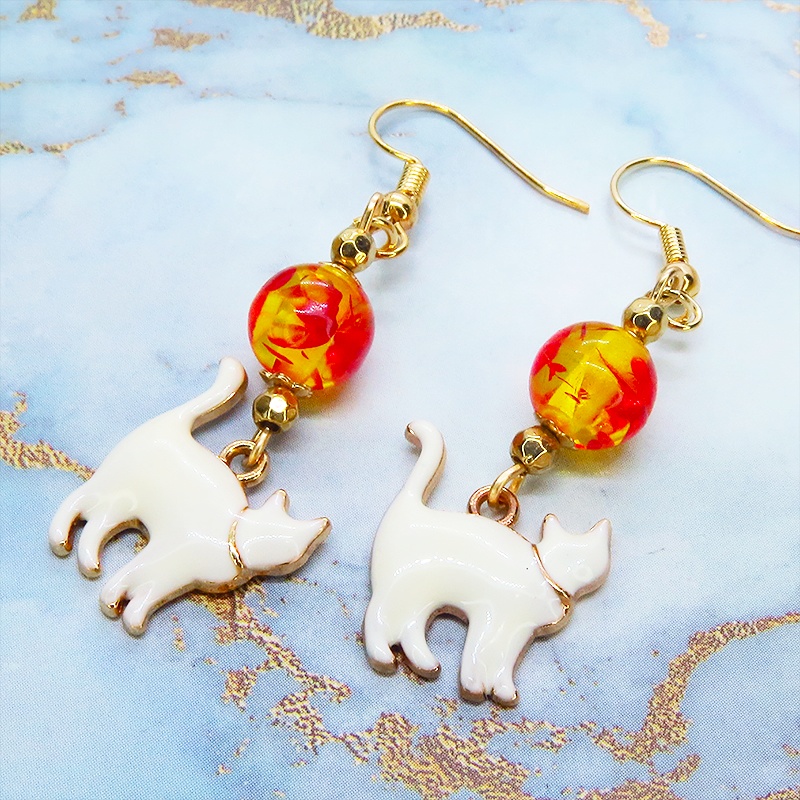 歩き猫シルエットモチーフとオレンジイエロークリアビーズを組合せた大人可愛いピアス マットゴールド エナメル サージカル可