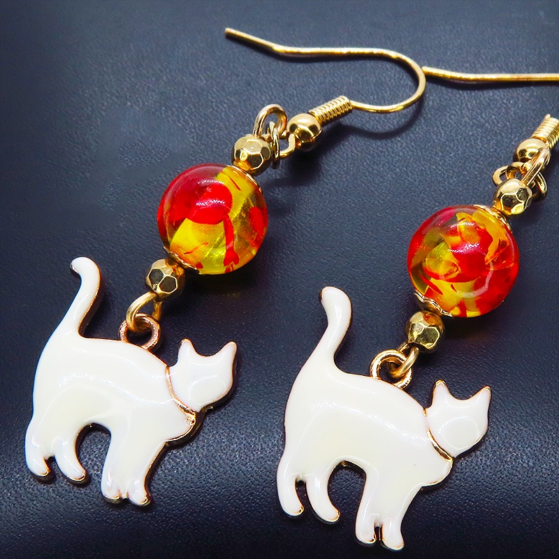 歩き猫シルエットモチーフとオレンジイエロークリアビーズを組合せた大人可愛いピアス マットゴールド エナメル サージカル可