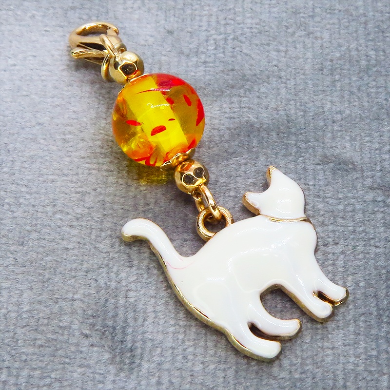 マスク・スマホチャーム 歩き白猫シルエットモチーフとオレンジイエロークリアビーズを組合せた大人可愛いチャーム