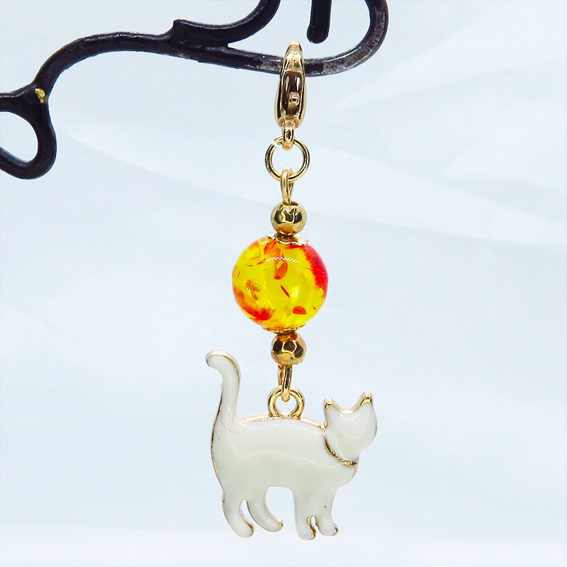 マスク・スマホチャーム 歩き白猫シルエットモチーフとオレンジイエロークリアビーズを組合せた大人可愛いチャーム