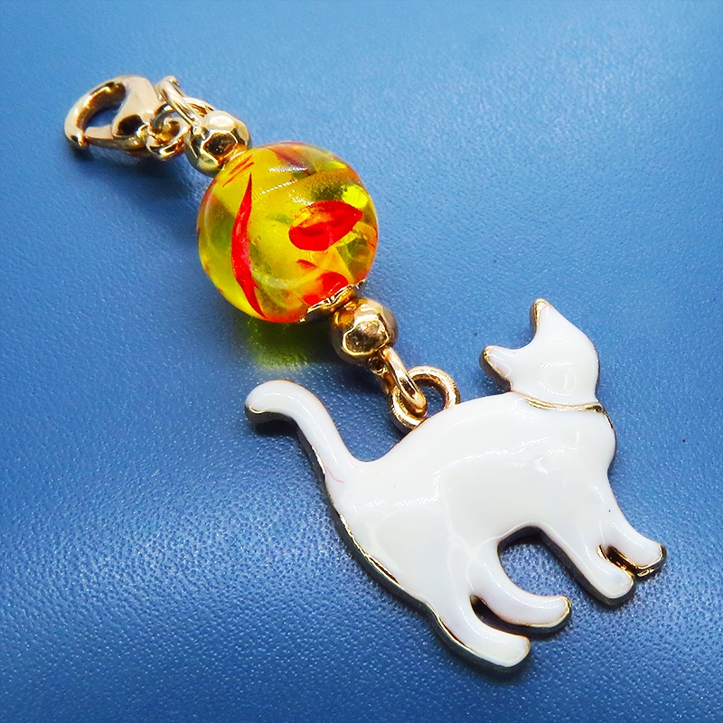 マスク・スマホチャーム 歩き白猫シルエットモチーフとオレンジイエロークリアビーズを組合せた大人可愛いチャーム