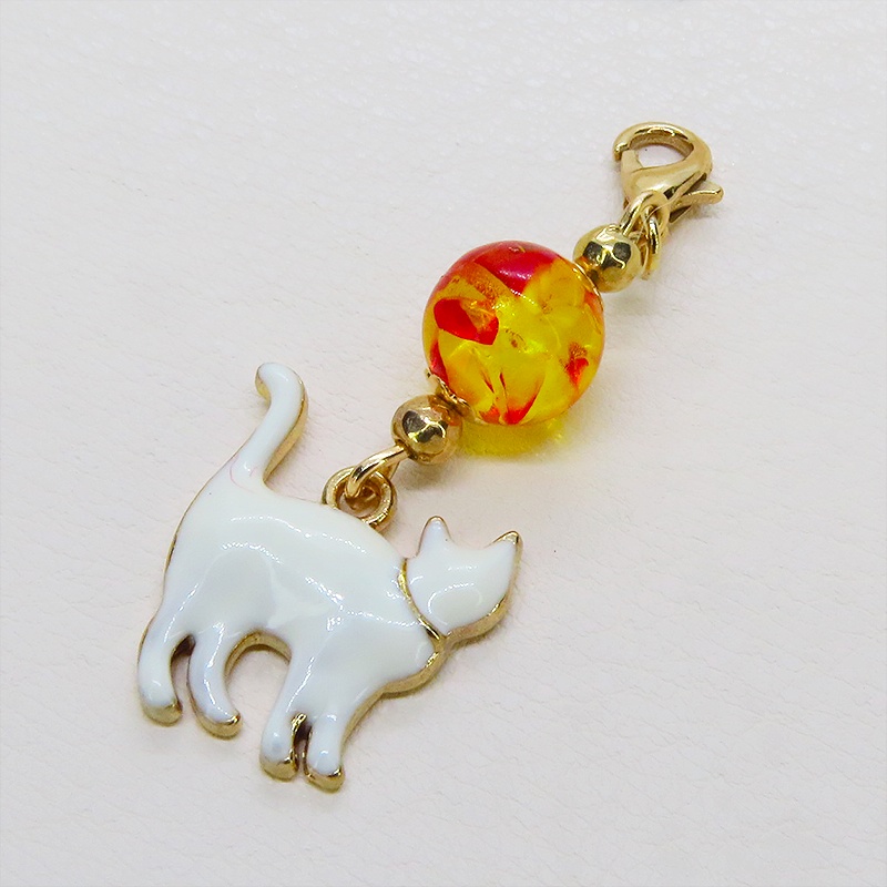 マスク・スマホチャーム 歩き白猫シルエットモチーフとオレンジイエロークリアビーズを組合せた大人可愛いチャーム