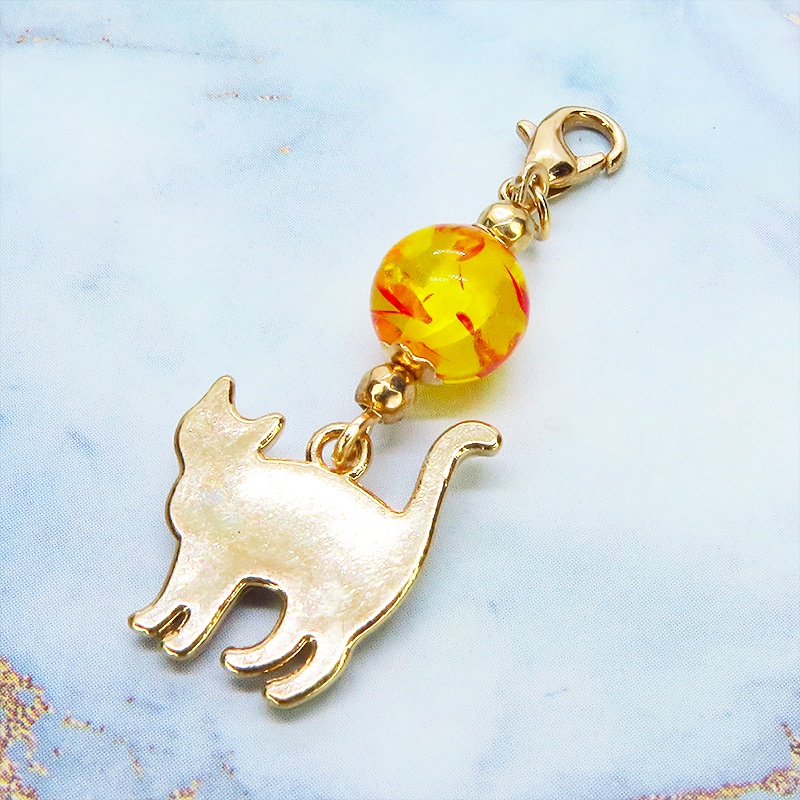 マスク・スマホチャーム 歩き白猫シルエットモチーフとオレンジイエロークリアビーズを組合せた大人可愛いチャーム