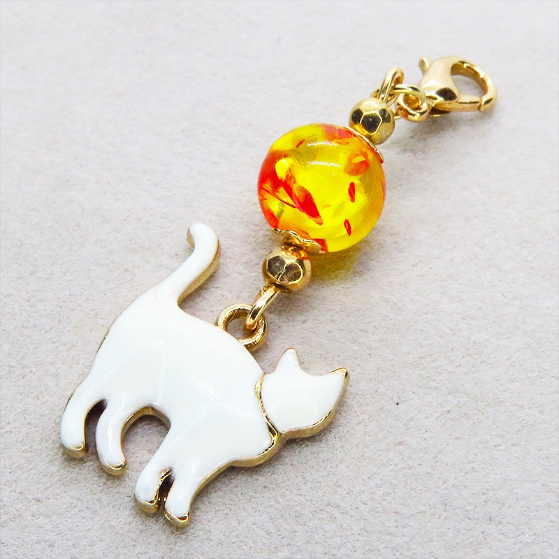 マスク・スマホチャーム 歩き白猫シルエットモチーフとオレンジイエロークリアビーズを組合せた大人可愛いチャーム