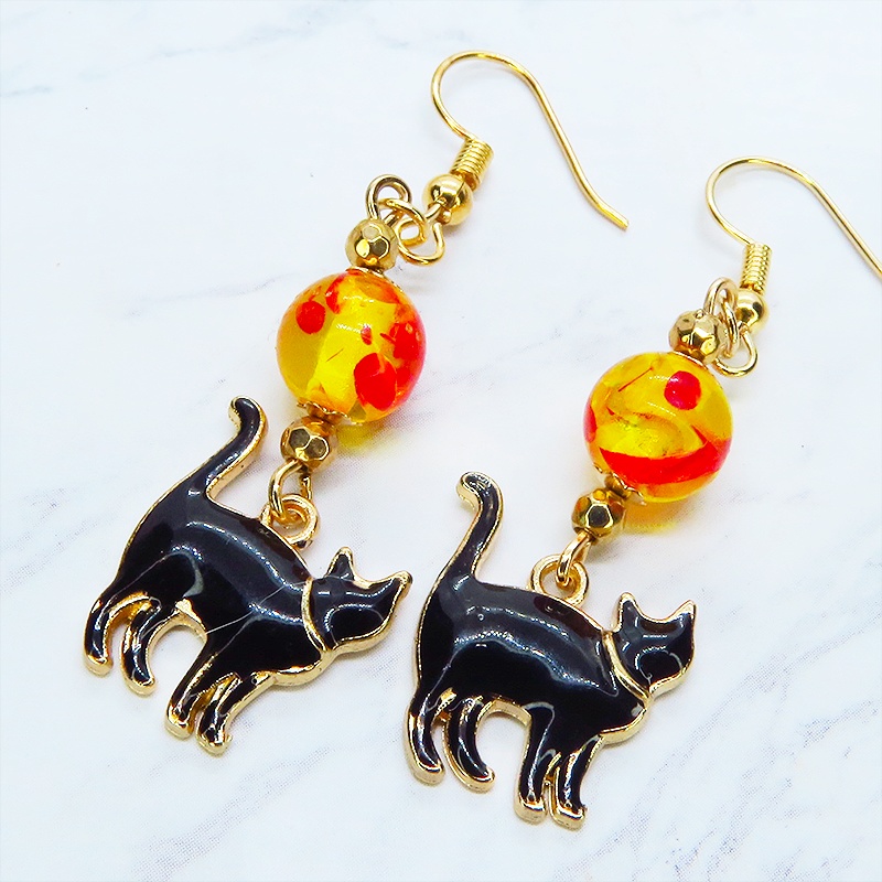 歩き黒猫シルエットモチーフとオレンジイエロークリアビーズの大人可愛いピアス マットゴールド エナメル サージカル可
