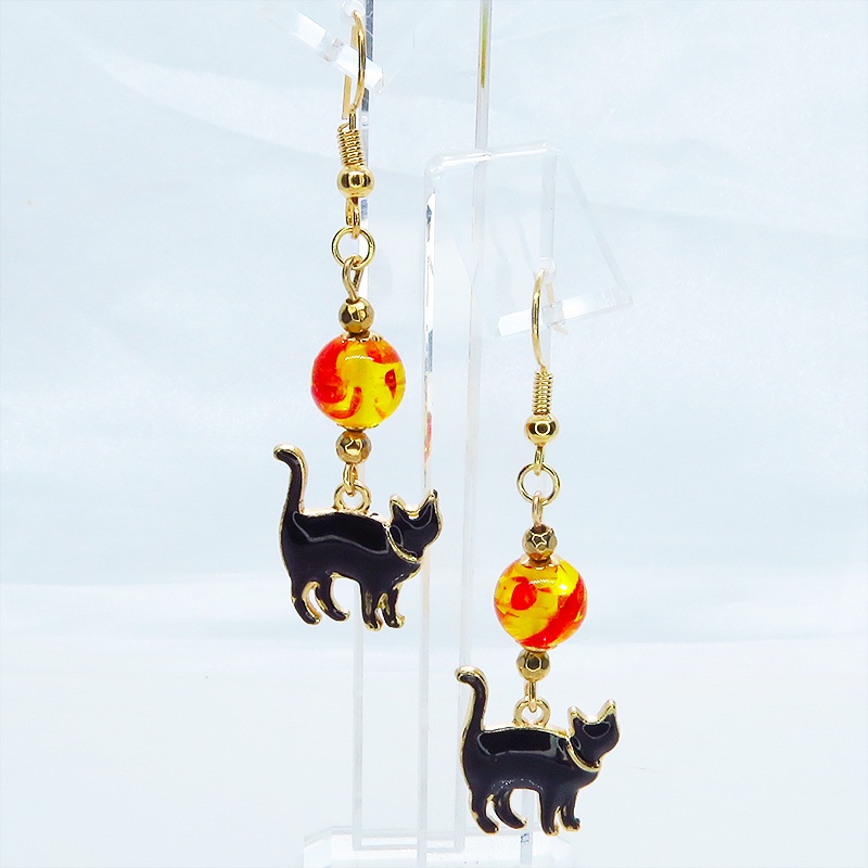 歩き黒猫シルエットモチーフとオレンジイエロークリアビーズの大人可愛いピアス マットゴールド エナメル サージカル可
