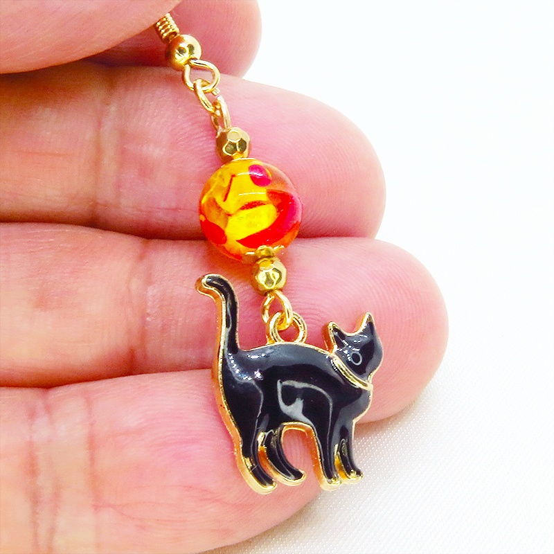 歩き黒猫シルエットモチーフとオレンジイエロークリアビーズの大人可愛いピアス マットゴールド エナメル サージカル可
