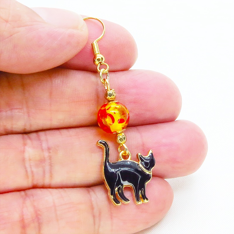 歩き黒猫シルエットモチーフとオレンジイエロークリアビーズの大人可愛いピアス マットゴールド エナメル サージカル可