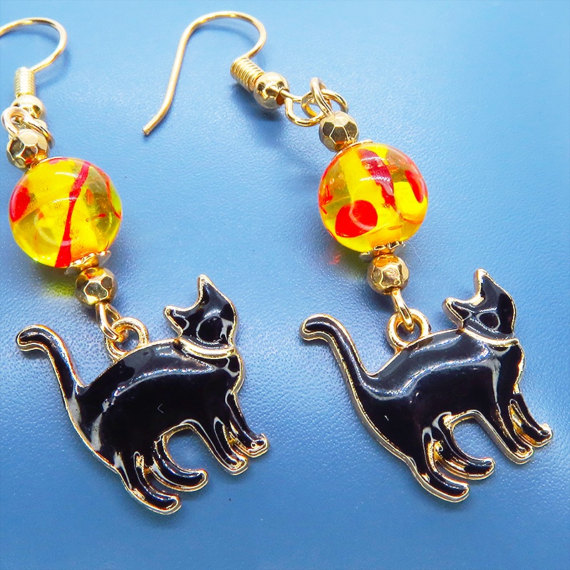 歩き黒猫シルエットモチーフとオレンジイエロークリアビーズの大人可愛いピアス マットゴールド エナメル サージカル可