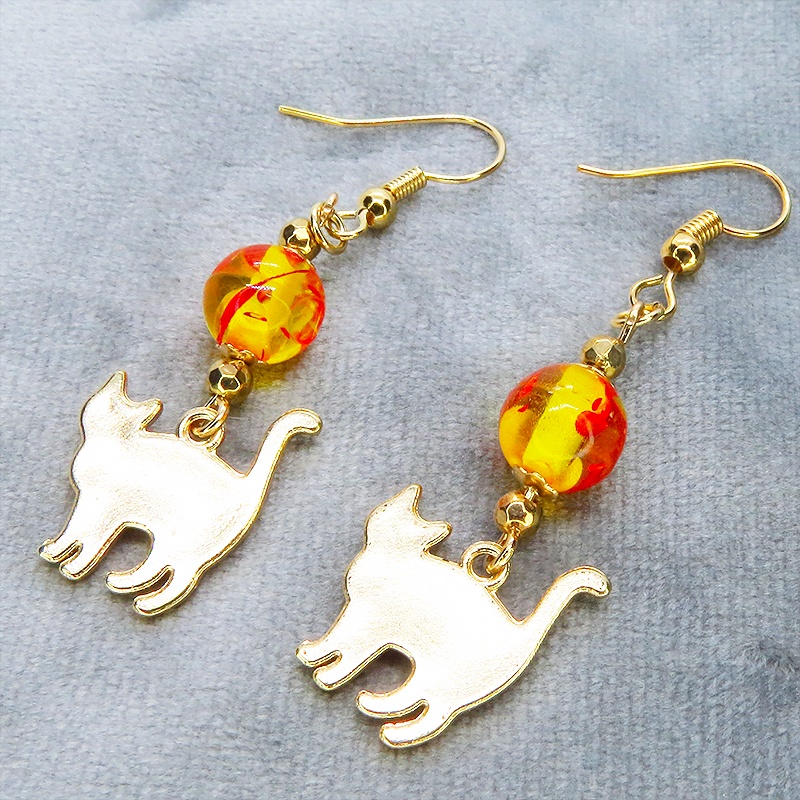 歩き黒猫シルエットモチーフとオレンジイエロークリアビーズの大人可愛いピアス マットゴールド エナメル サージカル可