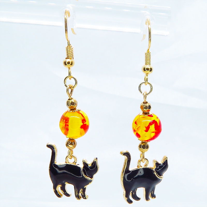 歩き黒猫シルエットモチーフとオレンジイエロークリアビーズの大人可愛いピアス マットゴールド エナメル サージカル可