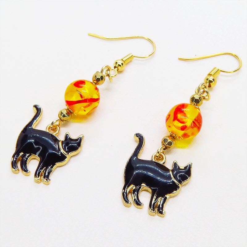 歩き黒猫シルエットモチーフとオレンジイエロークリアビーズの大人可愛いピアス マットゴールド エナメル サージカル可