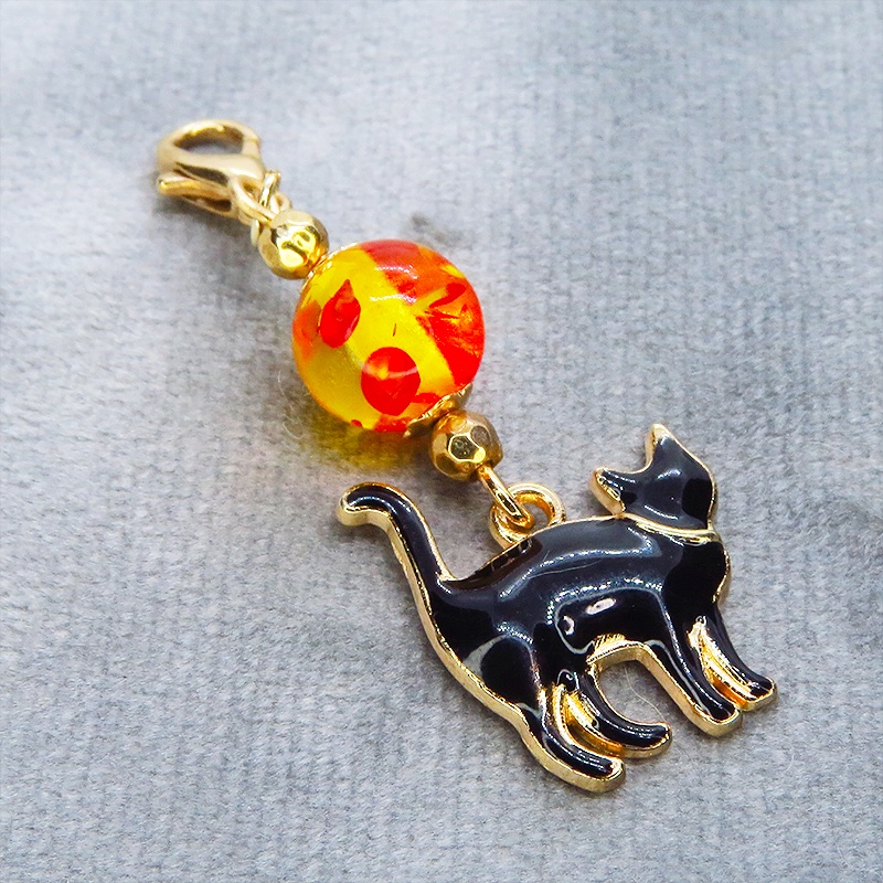 マスク・スマホチャーム 歩き黒猫シルエットモチーフとオレンジイエロークリアビーズを組合せた大人可愛いチャーム