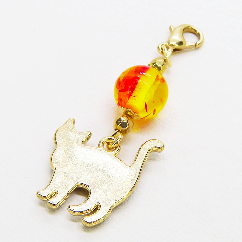 マスク・スマホチャーム 歩き黒猫シルエットモチーフとオレンジイエロークリアビーズを組合せた大人可愛いチャーム