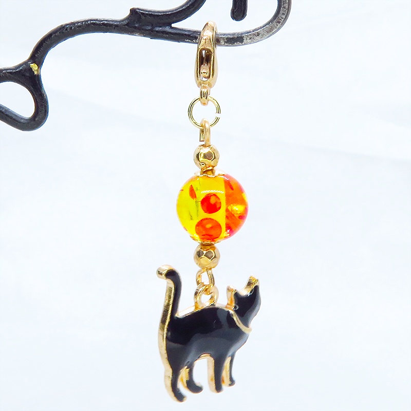 マスク・スマホチャーム 歩き黒猫シルエットモチーフとオレンジイエロークリアビーズを組合せた大人可愛いチャーム