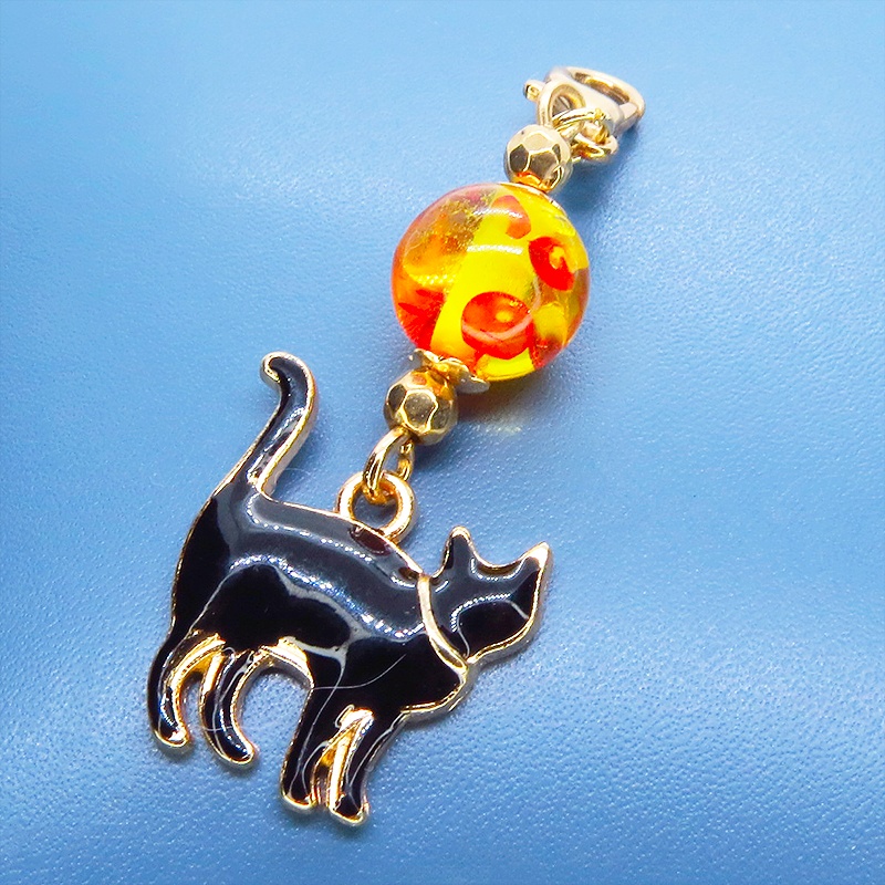マスク・スマホチャーム 歩き黒猫シルエットモチーフとオレンジイエロークリアビーズを組合せた大人可愛いチャーム
