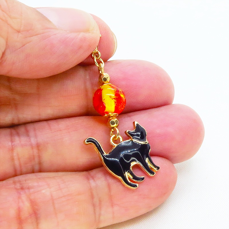 マスク・スマホチャーム 歩き黒猫シルエットモチーフとオレンジイエロークリアビーズを組合せた大人可愛いチャーム