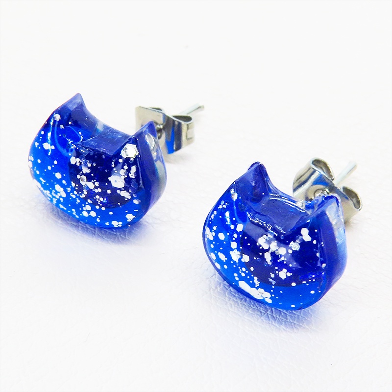 スタッドピアス ブルーカラーレジンの猫フェイスモチーフのスタッドピアス 夜空 星空