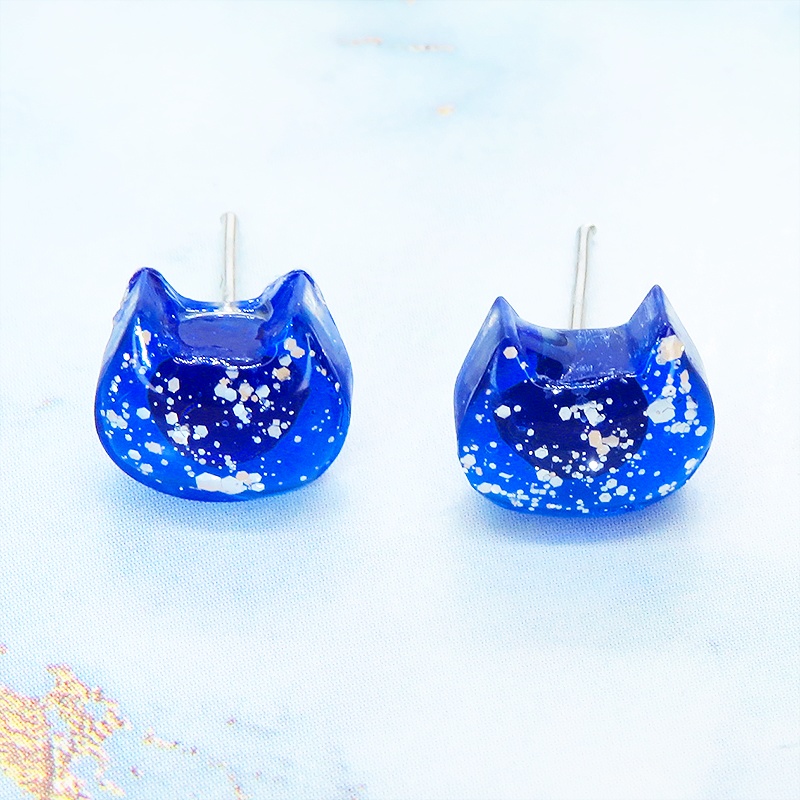 スタッドピアス ブルーカラーレジンの猫フェイスモチーフのスタッドピアス 夜空 星空
