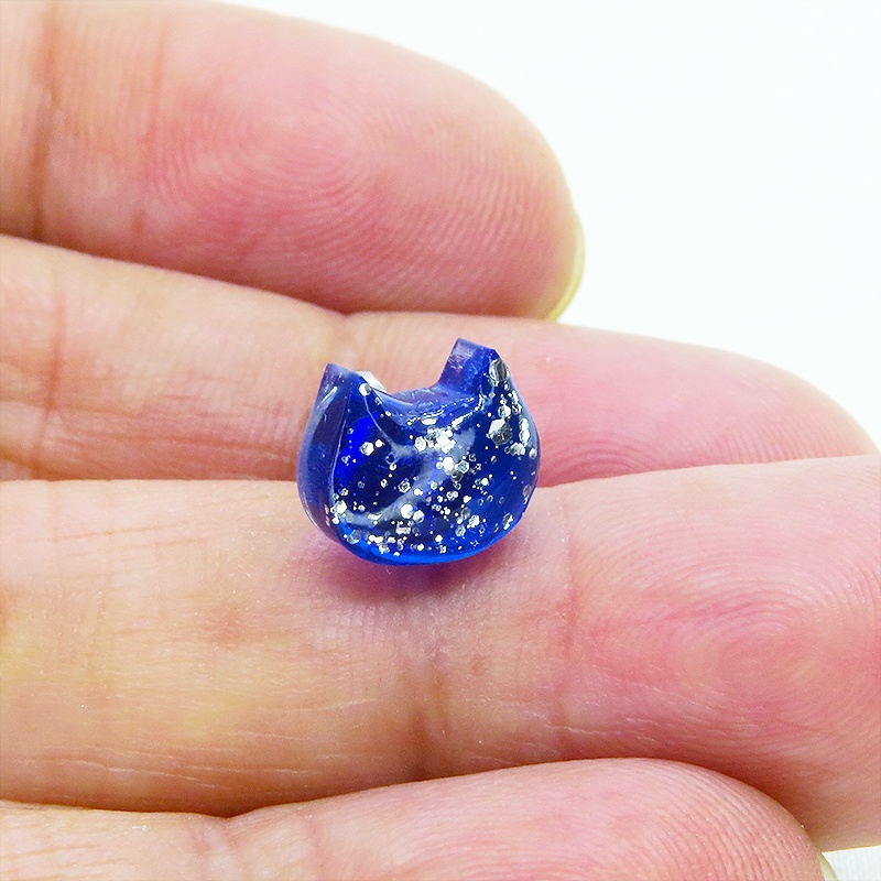 スタッドピアス ブルーカラーレジンの猫フェイスモチーフのスタッドピアス 夜空 星空