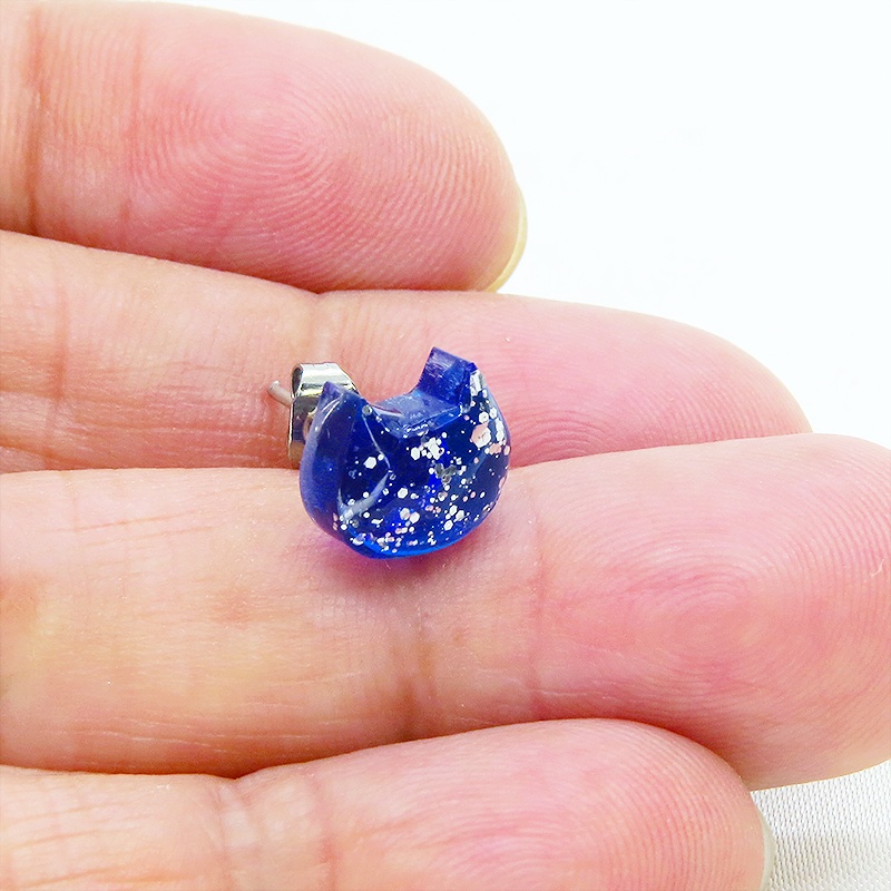 スタッドピアス ブルーカラーレジンの猫フェイスモチーフのスタッドピアス 夜空 星空