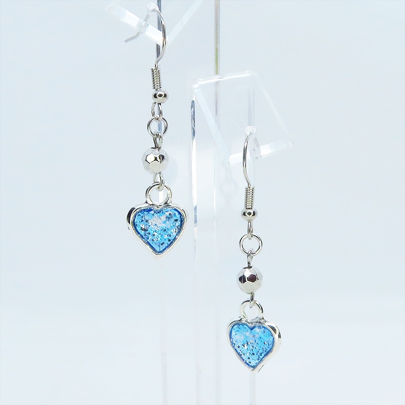 ブルーカラーレジンのハートモチーフのコンパクトなピアス レジン シルバーラメ サージカル可