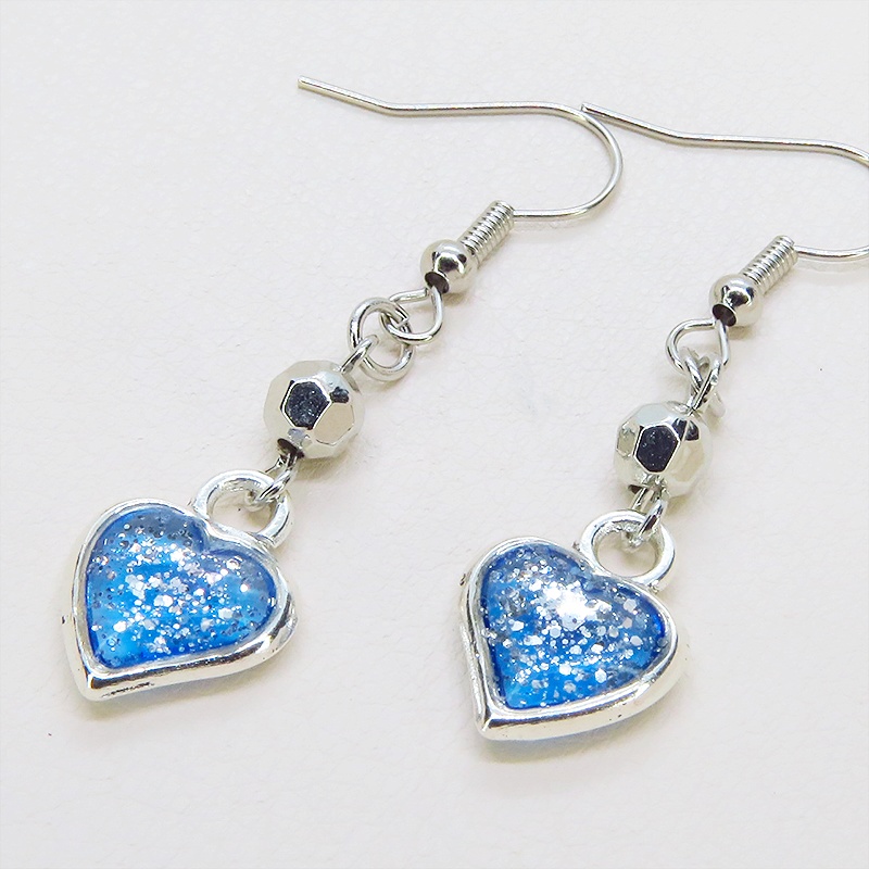 ブルーカラーレジンのハートモチーフのコンパクトなピアス レジン シルバーラメ サージカル可