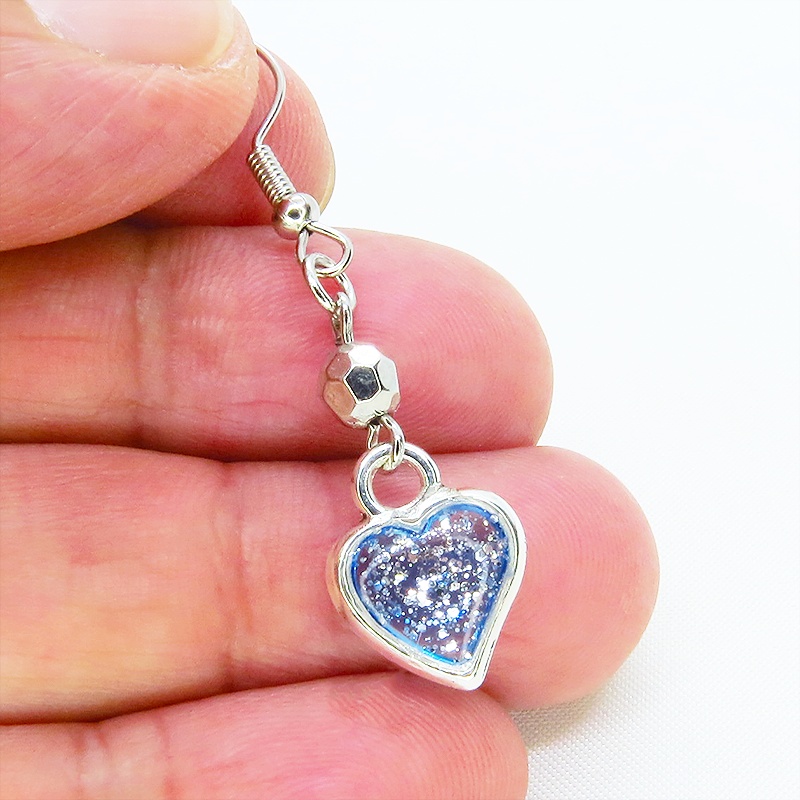 ブルーカラーレジンのハートモチーフのコンパクトなピアス レジン シルバーラメ サージカル可