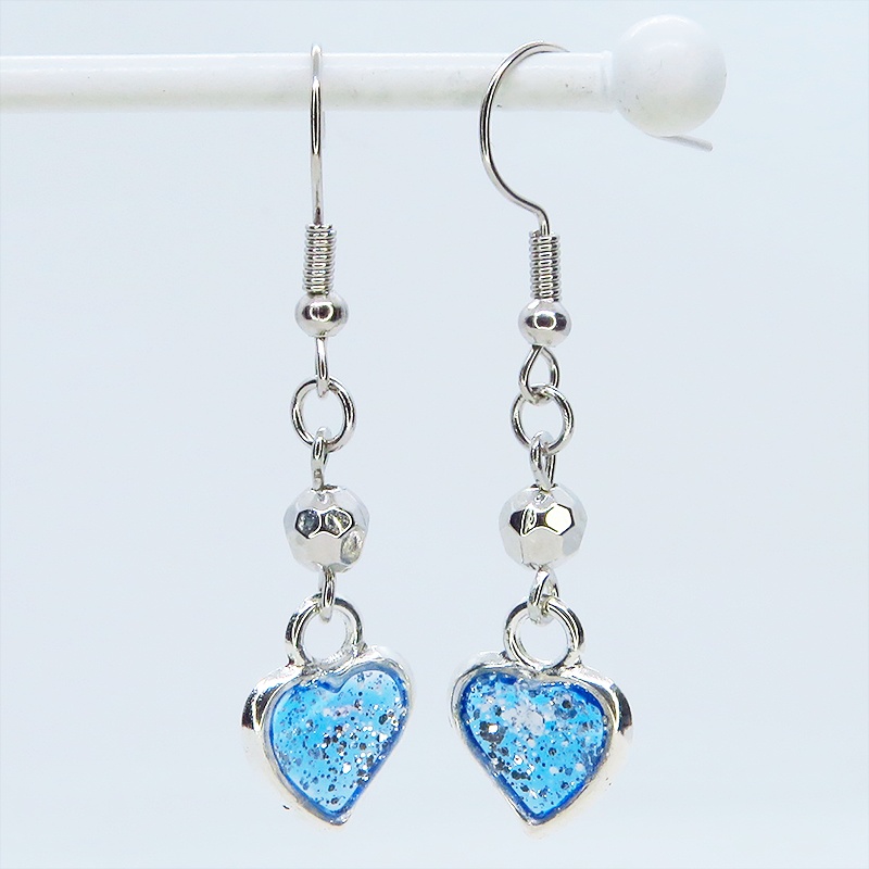 ブルーカラーレジンのハートモチーフのコンパクトなピアス レジン シルバーラメ サージカル可