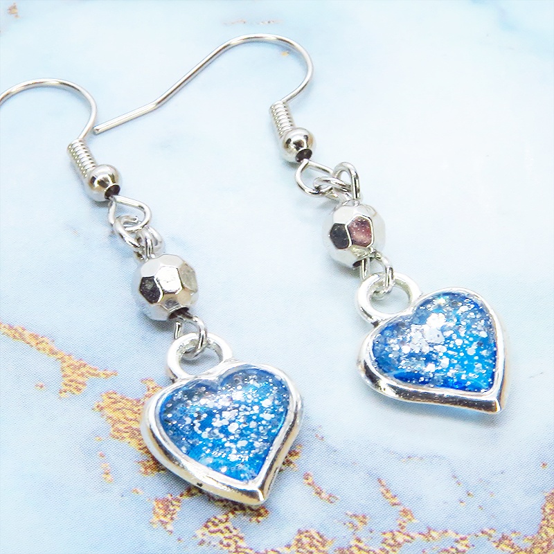 ブルーカラーレジンのハートモチーフのコンパクトなピアス レジン シルバーラメ サージカル可